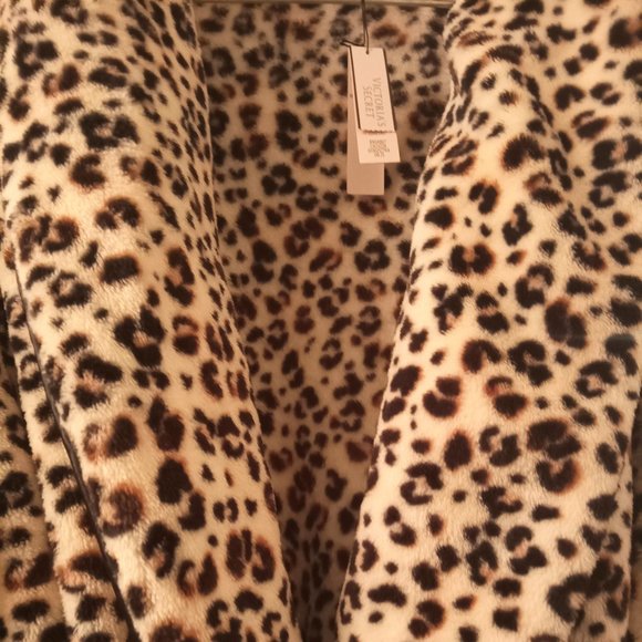 NWT Victoria's Secret Plush Cozy Robe, Shawl Collar, Tie Waist, Pockets - Picture 9 of 16